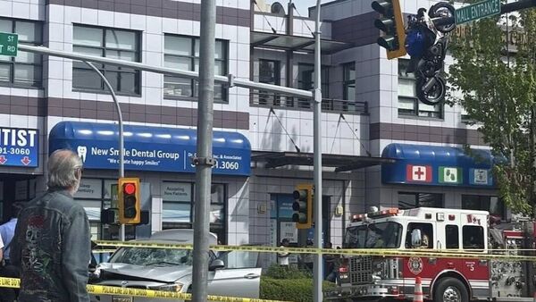 Suzuki GSX-R1000R ends up dangling from a traffic light after a collision with BMW 3-Series