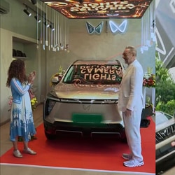 Bollywood Actor Kabir Bedi takes delivery of Mahindra XEV 9S