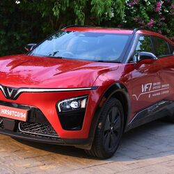 The VinFast VF7 looks futuristic without appearing excessive, striking without trying too hard. 