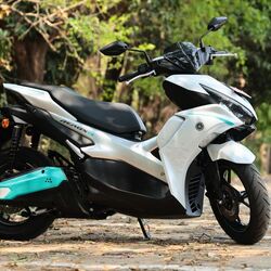 Yamaha Aerox e shares its design language with the ICE-powered Aerox. 