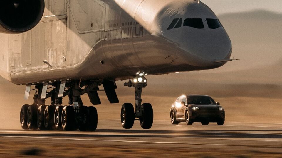 Porsche Cayenne Turbo Electric vs Stratolaunch Roc aircraft 