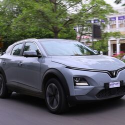 VF6's sharp LED lighting signature, clean body surfacing and athletic crossover proportions gave it a distinctive road presence without trying too hard. Compact in size yet contemporary in appearance.