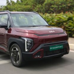 Kia Syros EV HTX 51.4 kWh combines the longest claimed range with practical features aimed at everyday driving.