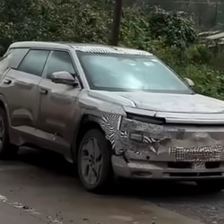 Mahindra BE 07 spotted testing with heavy camouflage in India (Image Credit: AutoVerse by Shrey/YT)