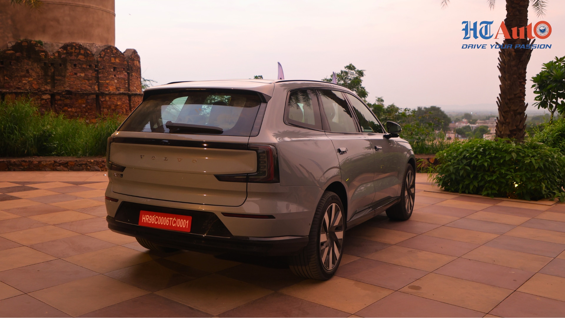 Volvo EX90 Rear