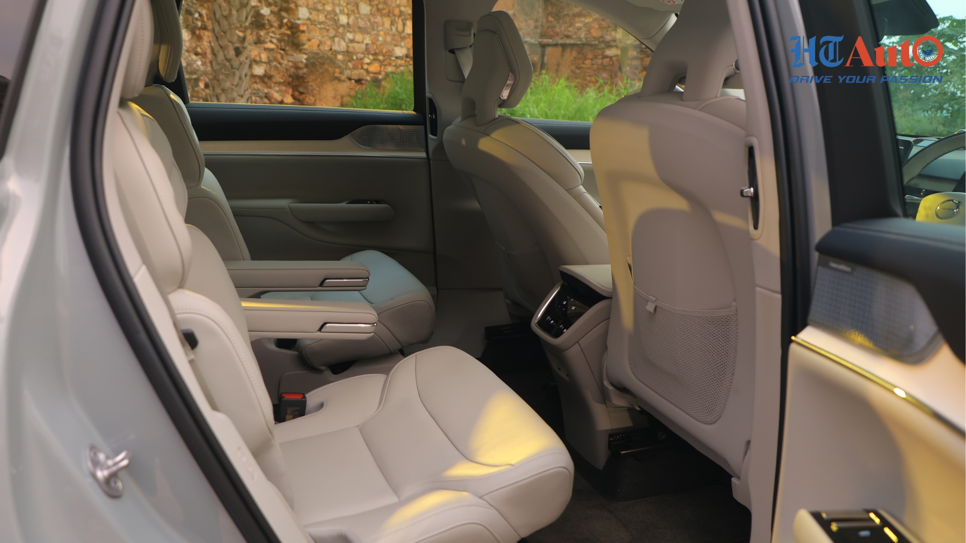 Volvo EX90 second row seats