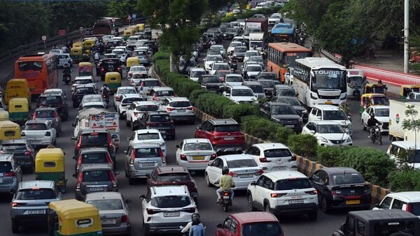 Delhi bans non-BS-VI vehicles from November 1 under winter pollution plan