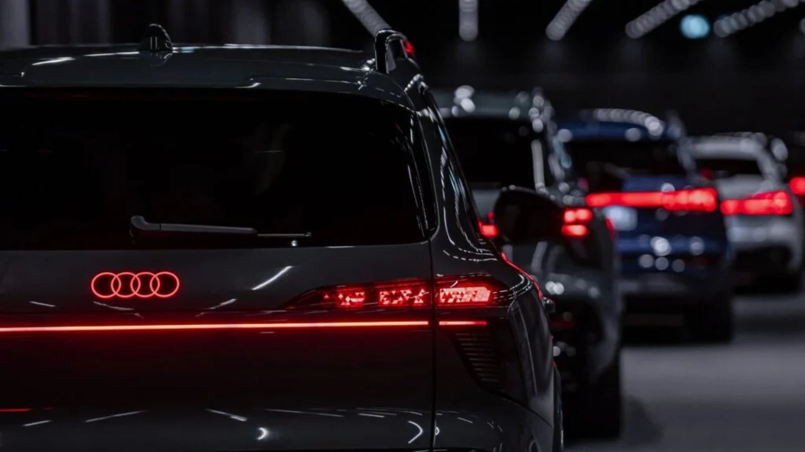 Audi Q9 debuts first-of-its-kind curved digital OLED taillights