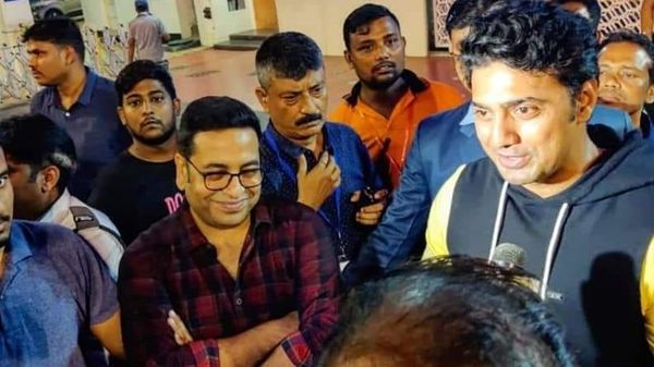 যুবভারতীতে দেব, সঙ্গে পরিচালক ধ্রুব বন্দ্যোপাধ্যায় (সৌজন্যে- ফেসবুক) যুবভারতীতে দেব, সঙ্গে পরিচালক ধ্রুব বন্দ্যোপাধ্যায় (সৌজন্যে- ফেসবুক)