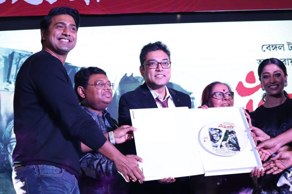 অ্যালবম লঞ্চের মুহুর্ত (সৌজন্যে-ফেসবুক দেব) অ্যালবম লঞ্চের মুহুর্ত (সৌজন্যে-ফেসবুক দেব)