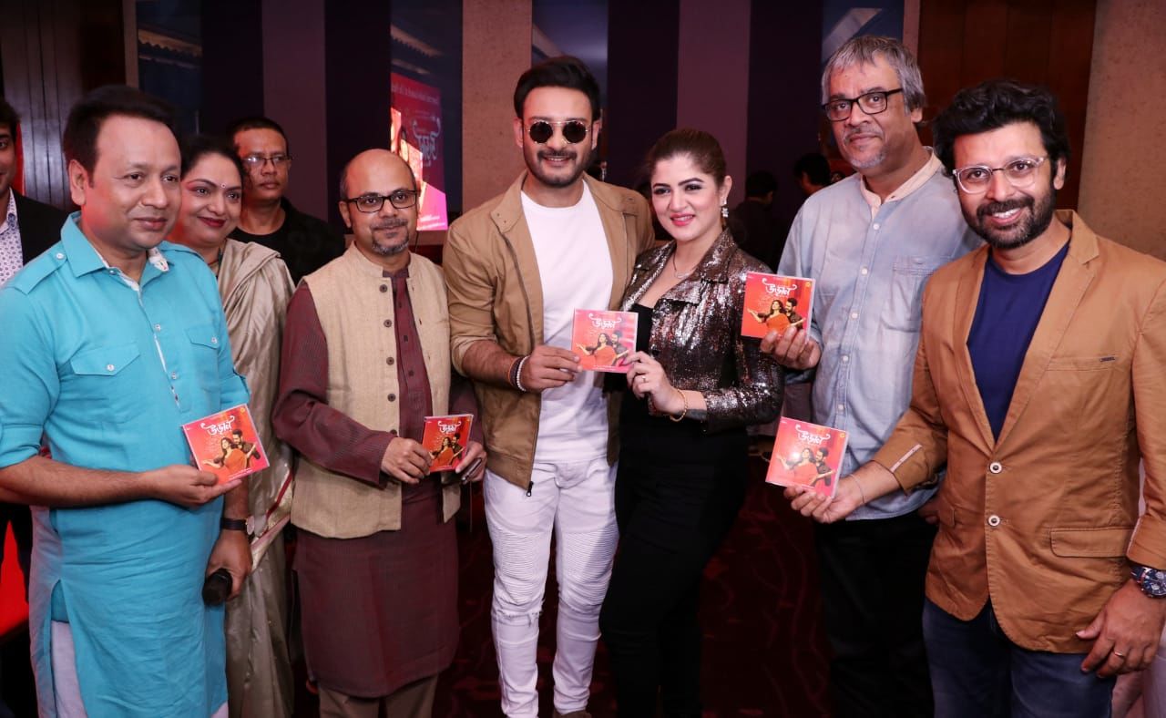 বাঁ দিক থেকে পরিচালক ত্রিদিব রমণ, গীতিকার শ্রীজাত, সাহেব-শ্রাবন্তী, সঙ্গীত শিল্পী শ্রীকান্ত আচার্য এবং সঙ্গীত পরিচালক জয় সরকার ( নিজস্ব চিত্র) বাঁ দিক থেকে পরিচালক ত্রিদিব রমণ, গীতিকার শ্রীজাত, সাহেব-শ্রাবন্তী, সঙ্গীত শিল্পী শ্রীকান্ত আচার্য এবং সঙ্গীত পরিচালক জয় সরকার ( নিজস্ব চিত্র)