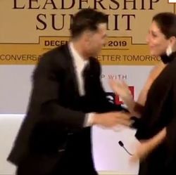 নাচের মুহুর্তে অক্ষয়-করিনা 