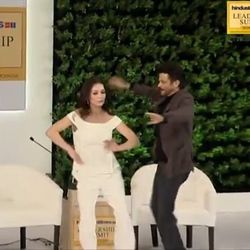 ওম শান্তি ওম গানে জমজমাট নাচ-ক্যাথরিন জিটা জোন্স এবং অনিল কাপুরের। 