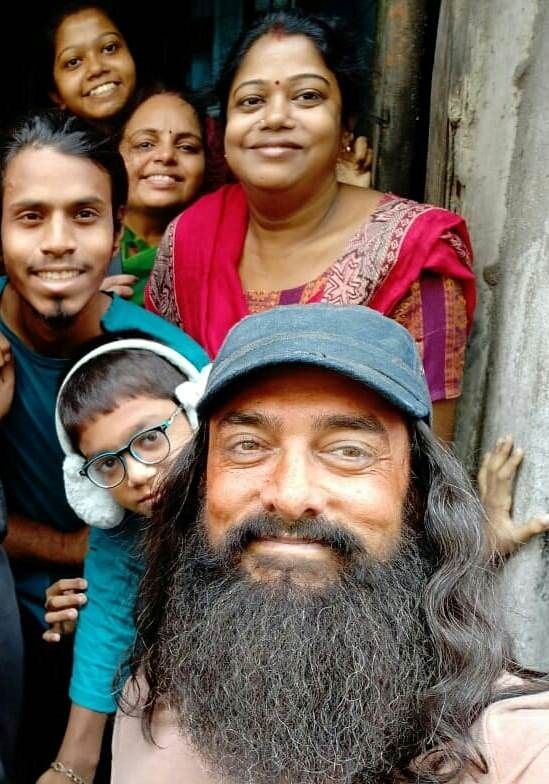 চিনতে পারছেন! হ্যাঁ এই লুকেই এদিন ধরা দিলেন আমির খান । চিনতে পারছেন! হ্যাঁ এই লুকেই এদিন ধরা দিলেন আমির খান ।