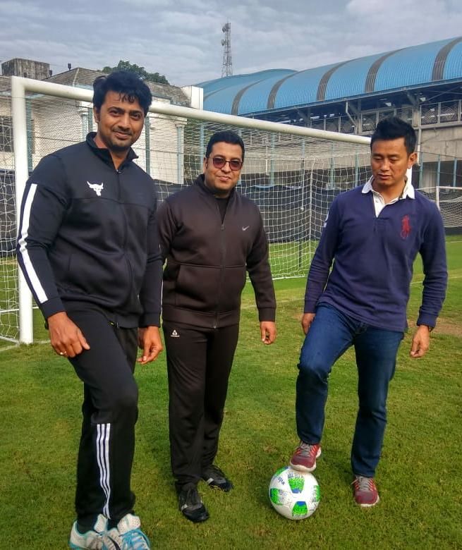 গোলন্দাজের পরিচালক ধ্রব বন্দ্যোপাধ্যায়ের সঙ্গে দেব ও বাইচুন গোলন্দাজের পরিচালক ধ্রব বন্দ্যোপাধ্যায়ের সঙ্গে দেব ও বাইচুন
