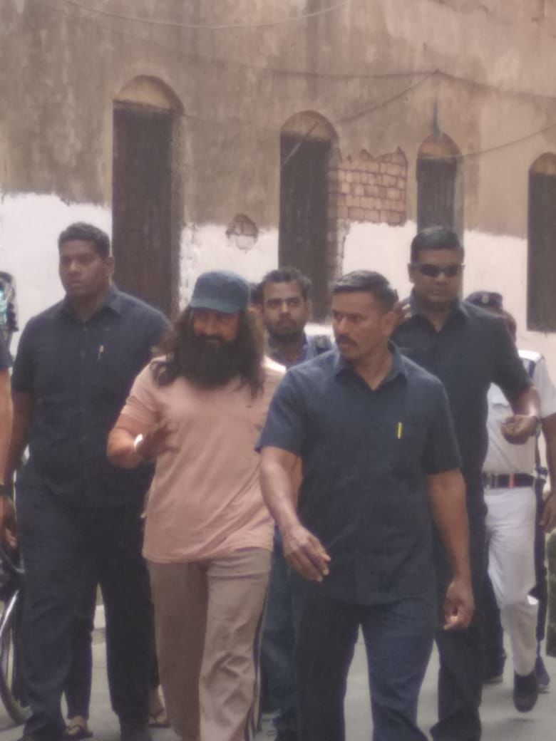 উত্তর কলকাতার গলি দিয়ে হেঁটে যাচ্ছেন আমির খান উত্তর কলকাতার গলি দিয়ে হেঁটে যাচ্ছেন আমির খান