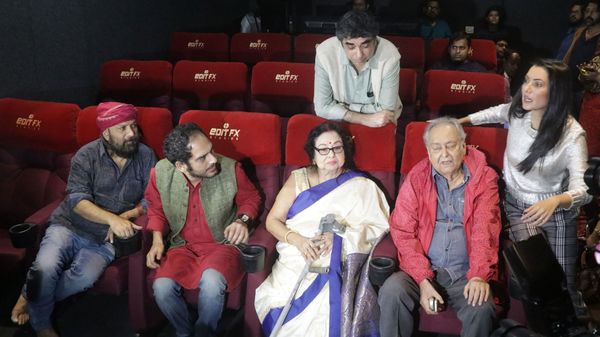 ট্রেলার লঞ্চে সামিল সৌমিত্র, মাধবী, অর্পিতা, ঋত্বিক, দেবজ্যোতি মিশ্র এবং অনীক দত্ত ট্রেলার লঞ্চে সামিল সৌমিত্র, মাধবী, অর্পিতা, ঋত্বিক, দেবজ্যোতি মিশ্র এবং অনীক দত্ত