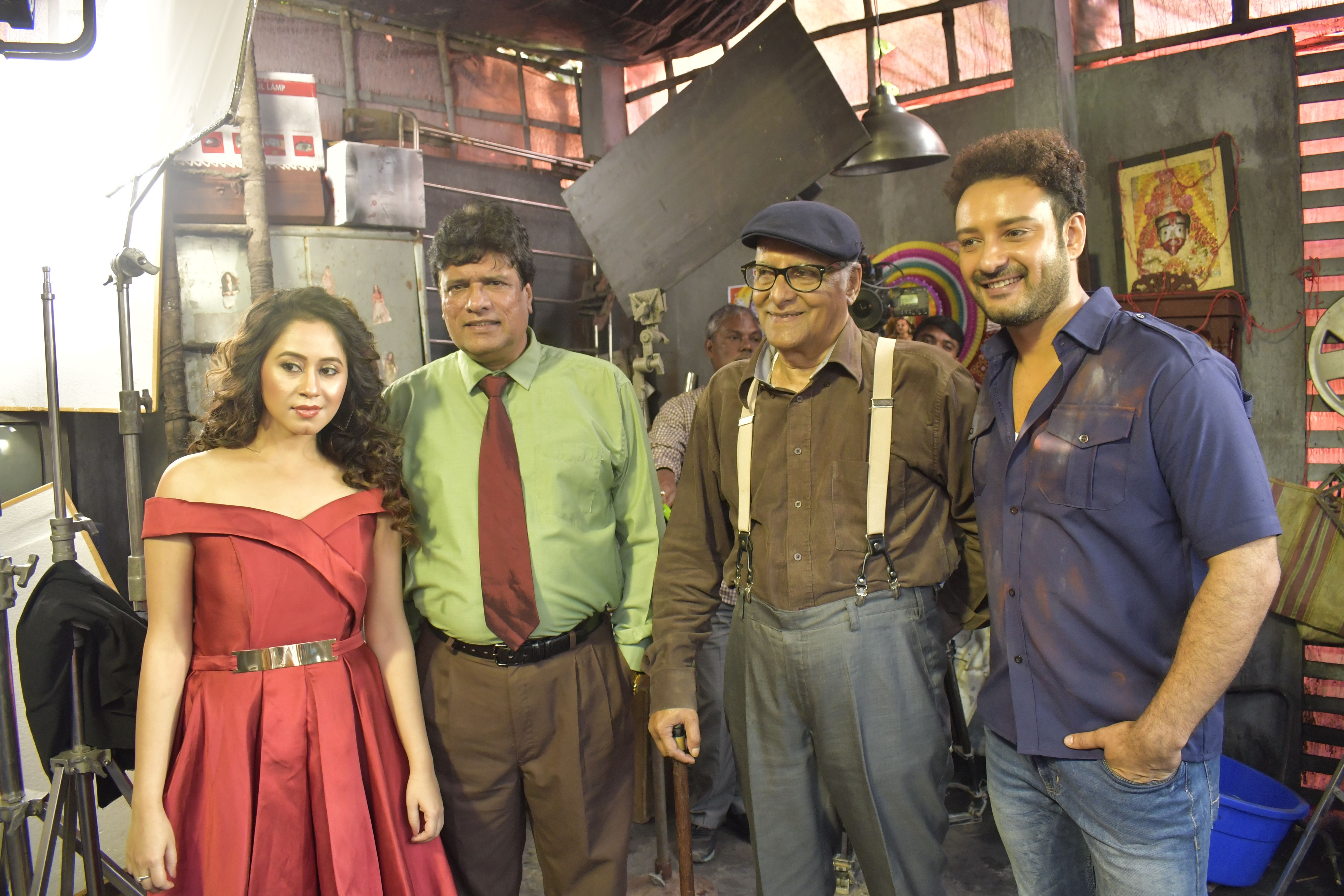 ভোরের পাখির শ্যুটিং ফ্লোরে সাহেব এবং দুর্গার সঙ্গে পরাণ বন্দ্যোপাধ্যায় এবং রাজেশ শর্মা (নিজস্ব চিত্র) ভোরের পাখির শ্যুটিং ফ্লোরে সাহেব এবং দুর্গার সঙ্গে পরাণ বন্দ্যোপাধ্যায় এবং রাজেশ শর্মা (নিজস্ব চিত্র)