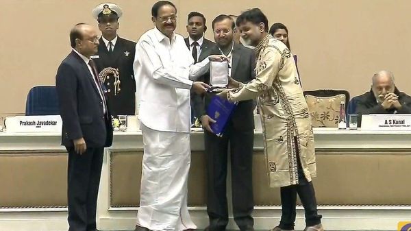 সৃজিতের পুরস্কার গ্রহণের মুহুর্ত (সৌজন্য দূরদর্শন) সৃজিতের পুরস্কার গ্রহণের মুহুর্ত (সৌজন্য দূরদর্শন)