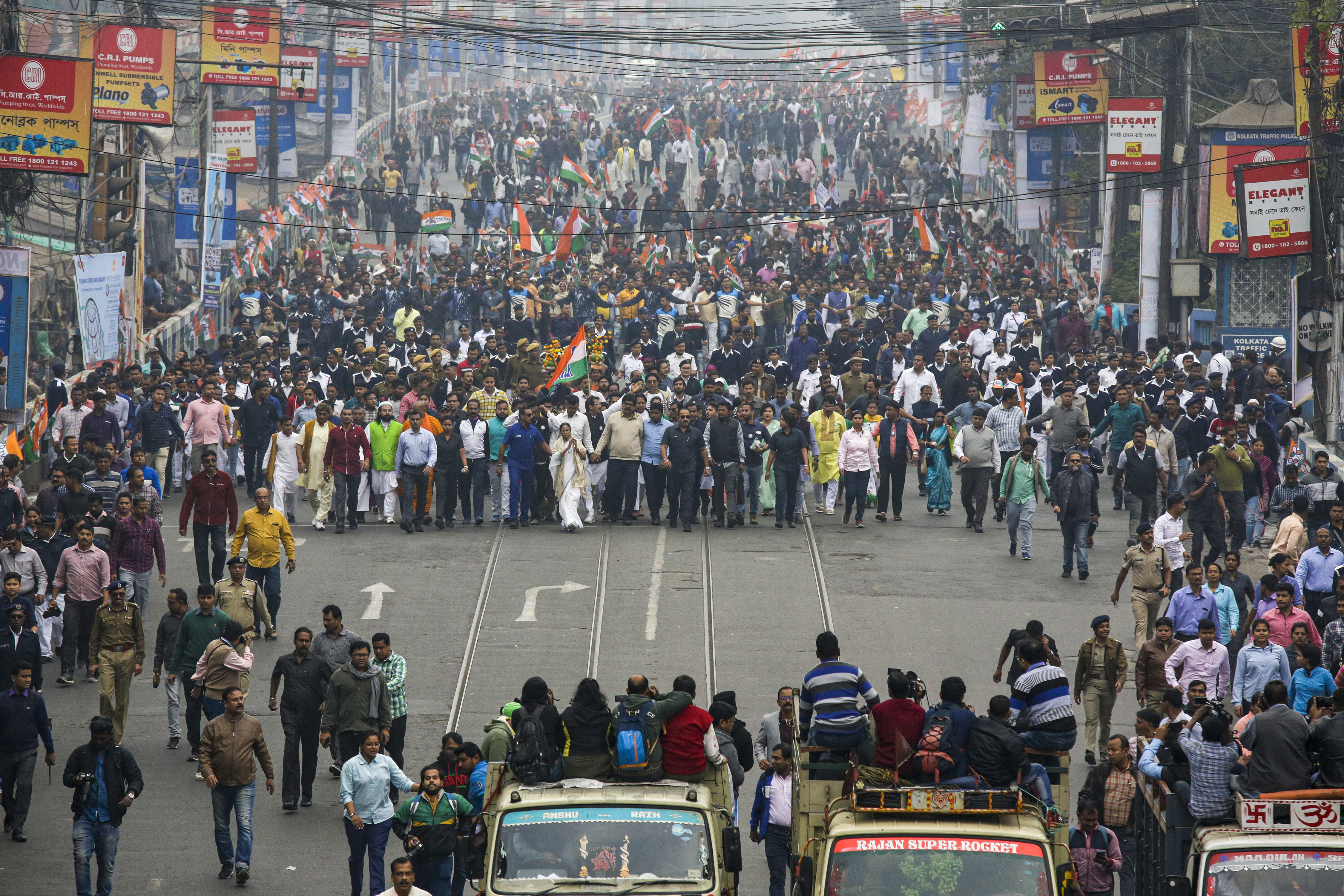 মুখ্যমন্ত্রী মমতা বন্দ্যোপাধ্যায়ের নেতৃত্বে বৃহস্পতিবার কলকাতায় প্রতিবাদ মিছিল। ছবি য়ৌজন্যে এপি। মুখ্যমন্ত্রী মমতা বন্দ্যোপাধ্যায়ের নেতৃত্বে বৃহস্পতিবার কলকাতায় প্রতিবাদ মিছিল। ছবি য়ৌজন্যে এপি।