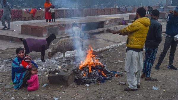 ঠান্ডায় কাবু দিল্লি (ছবি সৌজন্য পিটিআই) ঠান্ডায় কাবু দিল্লি (ছবি সৌজন্য পিটিআই)