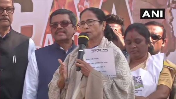 পুরুলিয়ায় মমতা বন্দ্যোপাধ্যায় (ছবি সৌজন্য এএনআই) পুরুলিয়ায় মমতা বন্দ্যোপাধ্যায় (ছবি সৌজন্য এএনআই)