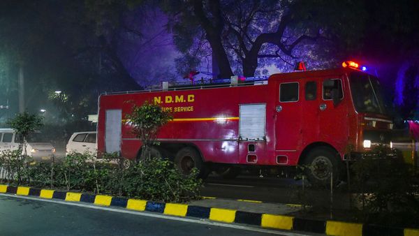 আগুন নিভাতে দমকলের গাড়ি (PTI) আগুন নিভাতে দমকলের গাড়ি (PTI)