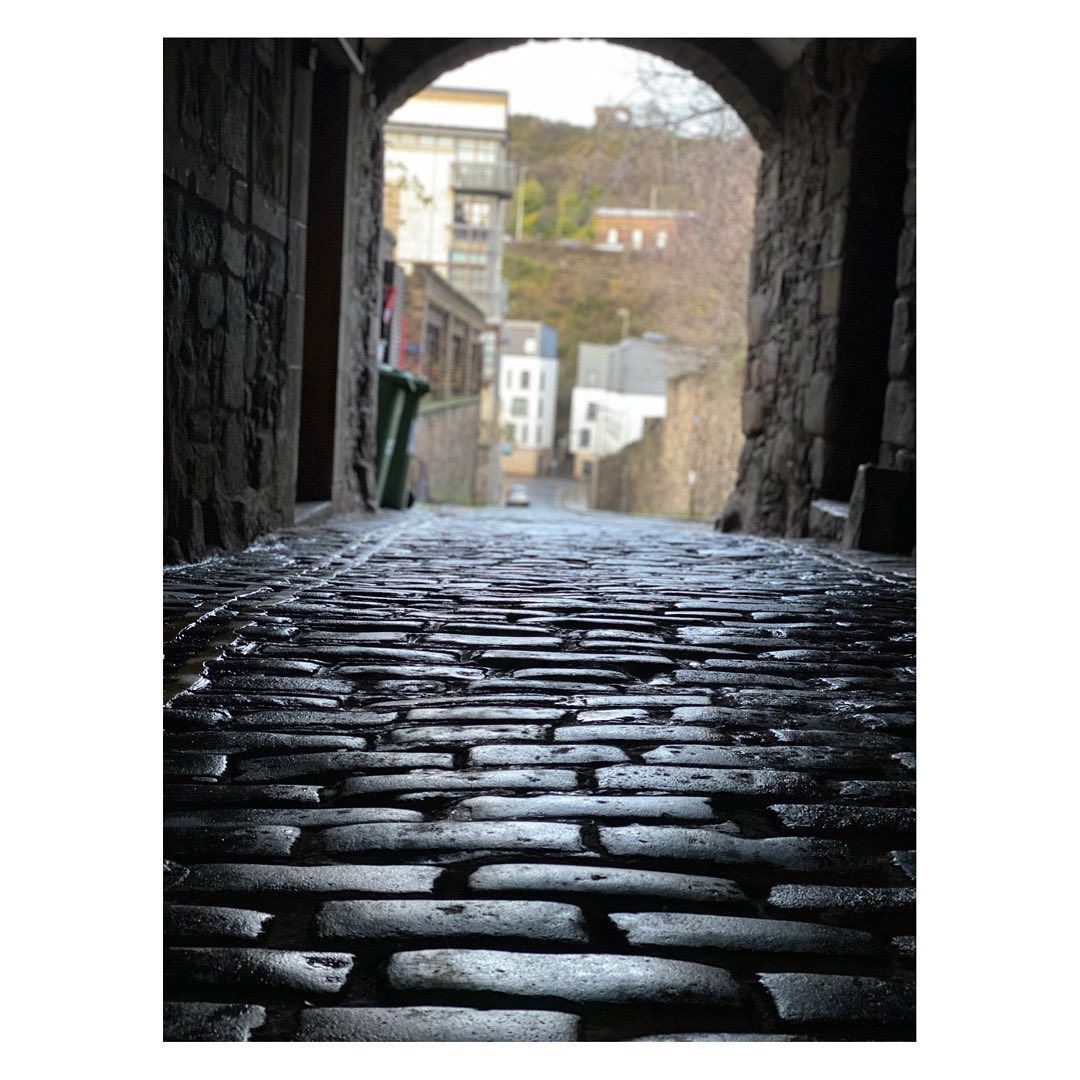 エジンバラの路上でのミミのツアー（写真提供：Instagram mimichakraborty） 