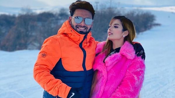 বরফ র দ শ গ র লফ র ন ড র সঙ গ ছ ট ক ট চ ছ ন ঋষভ পন থ Rishabh Pant Shares New Year Vacation Picture With Girlfriend Isha Negi Bangla News