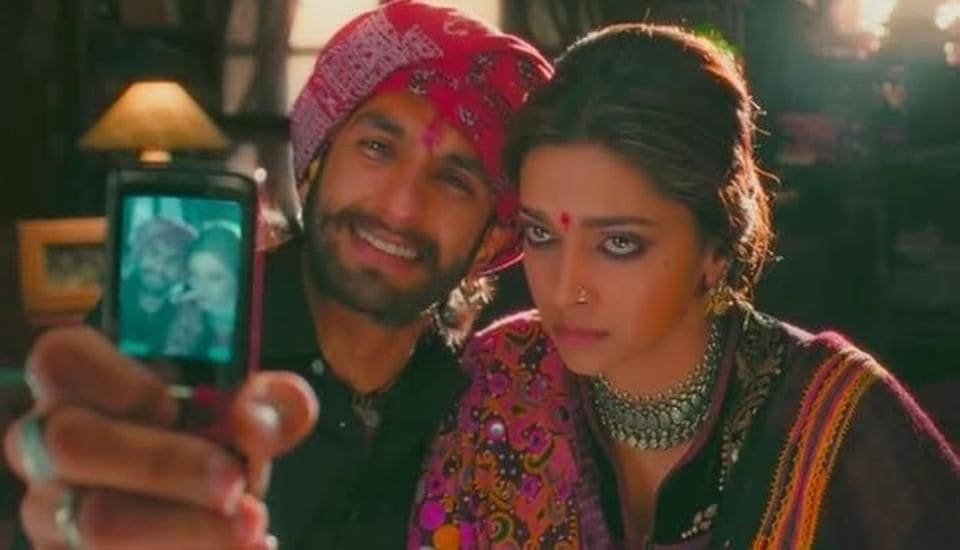 Goliyo Ki Raslila Ramlila（2013）：同年、Deepikaはタミル語の女の子からグジャラート語の女の子になりました。 Sanjay Leela BhansaliのGoliyo Ki Raslila Ramlila氏が提供。 これは彼女のキャリアだけでなく彼女の私生活においてもディーピカにとって最も重要な絵です。 ランビルシンとディーピカパドゥコーネのラブストーリーがこの映画のセットから始まったからです。 Bandhani lehengaチョリ、カハル黒目ディーピカは本当にリーラになりました。