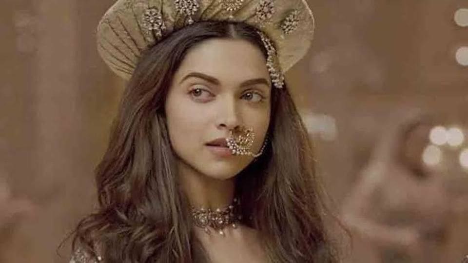 Bajirao Mastani（2015）：DeepikaがSanjay Leela Bhansaliのお気に入りのヒロインであることは間違いありません。 Deepikaは、Bajirao-Mastaniで再びBhansaliおよびRanbirと提携しました。 ディーピカは、恋人、妻、母親から大胆不敵な戦士マスタニバイの性格のあらゆる側面を美しく描写しています。