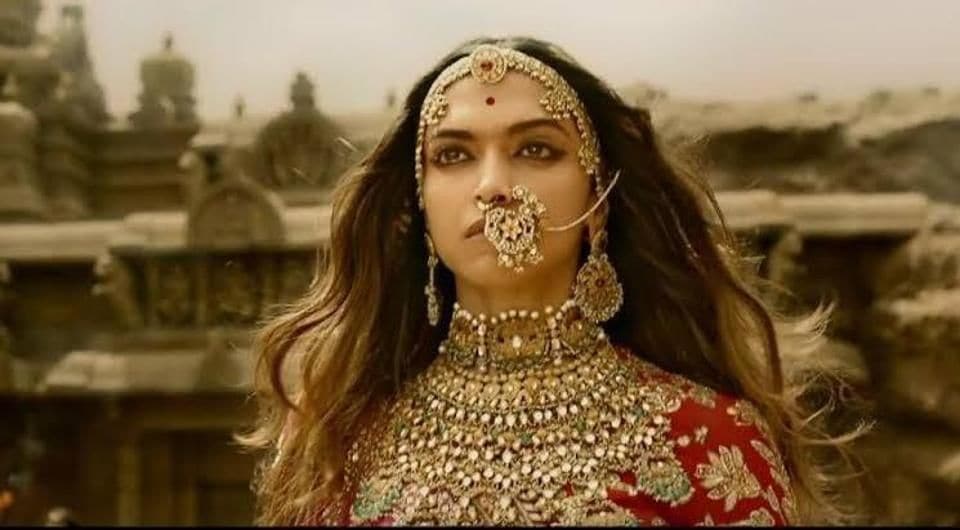 Padmavat（2017）：Deepikaのキャリアの中で最も研究され、論争の的になっている映画は、間違いなくPadmavatです。 ラピド・パドマヴァーティのキャラクターとしてのディーピカの表情は、最初から彼女を魅了しました。 この映画でも、観客はSanjay Leela Bhansali-Deepika PadukoneとRanbir Singhトリオの魔法をもう一度見ました。 この映画では、DeepikaがRanbir SinghやShahid Kapoorよりも多く支払われたと噂されています。 ディーピカは彼女の肩に全体像を運ぶことができます。 だからプロデューサーたちはディーピカの要求も受け入れた。 男性が支配するボリウッド産業では、それはどんなヒロインにとっても大きな成果です。