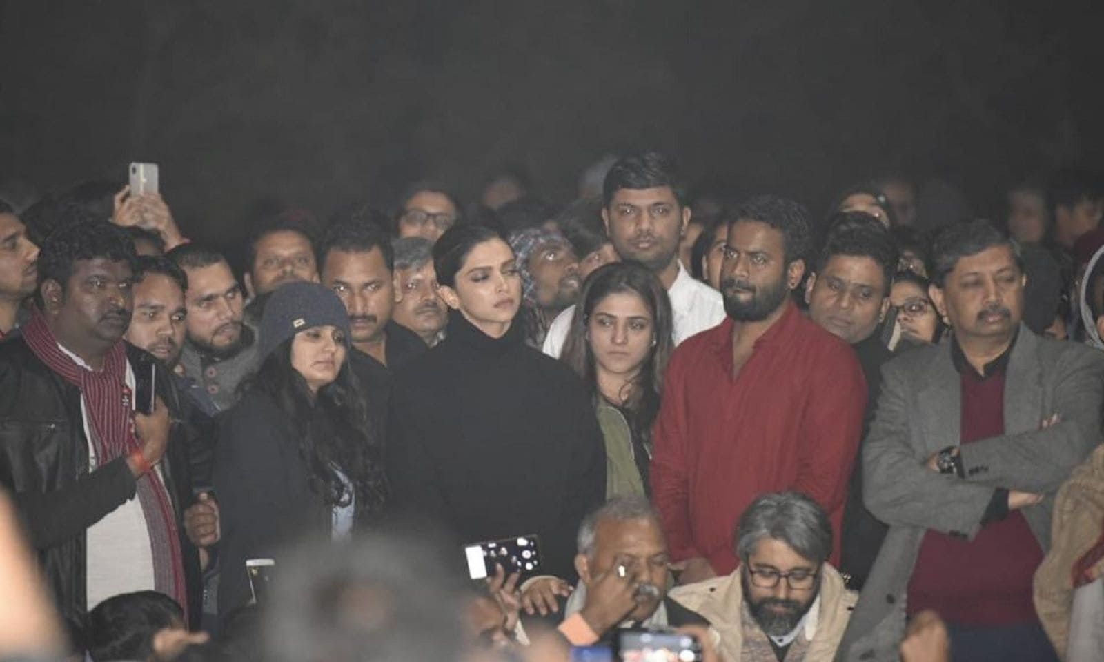 ব্যস্ত শিডিউল থেকে সময় বের করেও তিনি প্রতিবাদী পড়ুয়াদের পাশে দাঁড়িয়ে সমর্থন জানালেন। ছবি: বিপিন কুমার, হিন্দুস্তান টাইমস। ব্যস্ত শিডিউল থেকে সময় বের করেও তিনি প্রতিবাদী পড়ুয়াদের পাশে দাঁড়িয়ে সমর্থন জানালেন। ছবি: বিপিন কুমার, হিন্দুস্তান টাইমস।