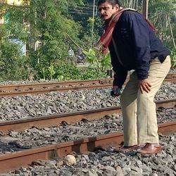 বৃহস্পতিবার সকালে হৃদপুরের কাছে রেল লাইন থেকে বোমা উদ্ধার করছেন এক রেল পুলিশ কর্মী। ছবি - এএনআই