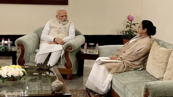 রাজভবনে একান্ত বৈঠকে নরেন্দ্র মোদী ও মমতা বন্দ্যোপাধ্যায়। ছবি প্রধানমন্ত্রীর দফতরের টুইটার হ্যান্ডেল থেকে সংগৃহীত। রাজভবনে একান্ত বৈঠকে নরেন্দ্র মোদী ও মমতা বন্দ্যোপাধ্যায়। ছবি প্রধানমন্ত্রীর দফতরের টুইটার হ্যান্ডেল থেকে সংগৃহীত।