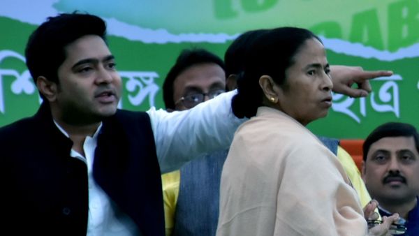 বাঁ দিকে অভিষেক বন্দ্যোপাধ্যায়, ডান দিকে মমতা বন্দ্যোপাধ্যায়। ফাইল ছবি বাঁ দিকে অভিষেক বন্দ্যোপাধ্যায়, ডান দিকে মমতা বন্দ্যোপাধ্যায়। ফাইল ছবি