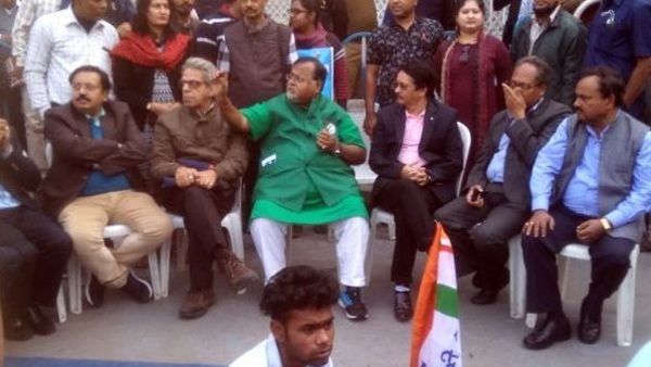 ধর্মতলায় তৃণমূলের ধরনামঞ্চে শিক্ষামন্ত্রী পার্থ চট্টোপাধ্যায়ের সঙ্গে ৩ বিশ্ববিদ্যালয়ের উপাচার্য। নিজস্ব চিত্র ধর্মতলায় তৃণমূলের ধরনামঞ্চে শিক্ষামন্ত্রী পার্থ চট্টোপাধ্যায়ের সঙ্গে ৩ বিশ্ববিদ্যালয়ের উপাচার্য। নিজস্ব চিত্র