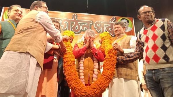 দ্বিতীয়বার পশ্চিমবঙ্গ বিজেপির সভাপতি নির্বাচিত হওয়ার পর দিলীপ ঘোষের গলায় মালা পরাচ্ছেন রাজ্য বিজেপি নেতারা। ছবি ফেসবুক দ্বিতীয়বার পশ্চিমবঙ্গ বিজেপির সভাপতি নির্বাচিত হওয়ার পর দিলীপ ঘোষের গলায় মালা পরাচ্ছেন রাজ্য বিজেপি নেতারা। ছবি ফেসবুক