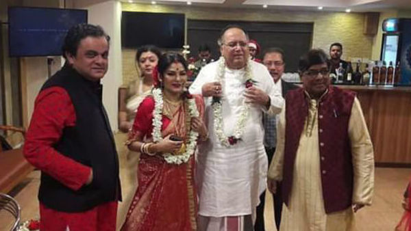 বৃহস্পতিবার সন্ধ্যায় বিবাহবন্ধনে আবদ্ধ হন দীপঙ্কর দে ও দোলন রায় বৃহস্পতিবার সন্ধ্যায় বিবাহবন্ধনে আবদ্ধ হন দীপঙ্কর দে ও দোলন রায়