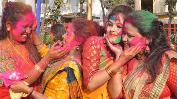 বিশ্বভারতীতে বসন্ত উৎসব। ফাইল ছবি বিশ্বভারতীতে বসন্ত উৎসব। ফাইল ছবি