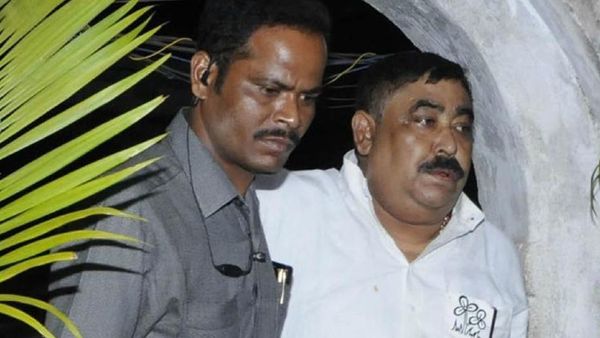 অনুব্রত মণ্ডলের মেয়ে সম্পর্কে সোশ্যাল মিডিয়ায় হুমকি দেওয়ার অভিযোগে গ্রেফতার হল দুই যুবক। অনুব্রত মণ্ডলের মেয়ে সম্পর্কে সোশ্যাল মিডিয়ায় হুমকি দেওয়ার অভিযোগে গ্রেফতার হল দুই যুবক।
