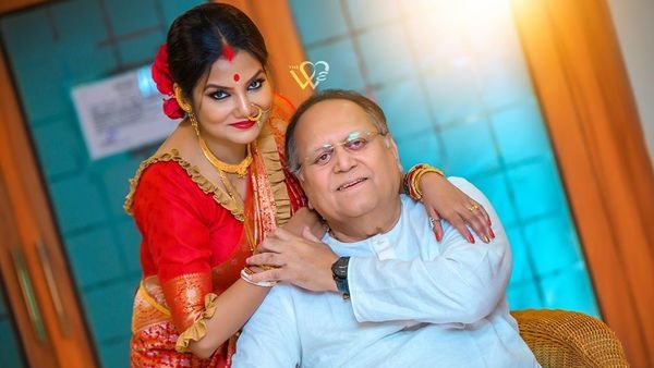 দীর্ঘদিন লিভ ইন সম্পর্কে থাকার পর গত বছর আইনি মতে বিয়েটা সেরেই ফেললেন এই জুটি (সৌজন্যে-ফেসবুক/theweddingexposure) দীর্ঘদিন লিভ ইন সম্পর্কে থাকার পর গত বছর আইনি মতে বিয়েটা সেরেই ফেললেন এই জুটি (সৌজন্যে-ফেসবুক/theweddingexposure)