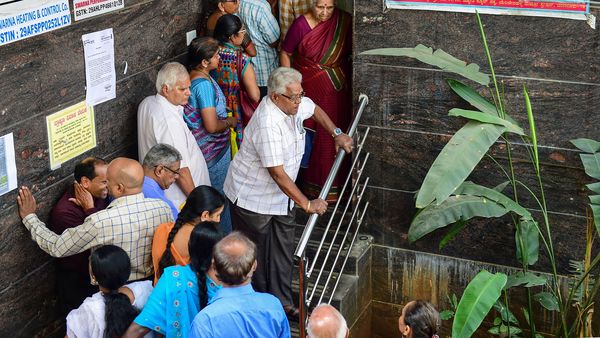 ব্যাঙ্ক বন্ধ হলে গেলে মিলবে পাঁচ লাখ (ছবিটি প্রতীকী, সৌজন্য পিটিআই) ব্যাঙ্ক বন্ধ হলে গেলে মিলবে পাঁচ লাখ (ছবিটি প্রতীকী, সৌজন্য পিটিআই)