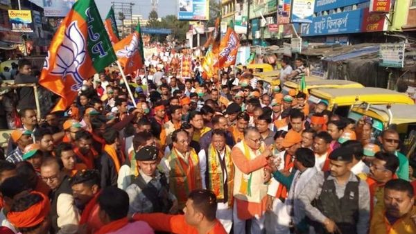মহ্গলবার সোনারপুরে বিজেপির অভিনন্দন যাত্রায় জনজোয়ার। নিজস্ব চিত্র মহ্গলবার সোনারপুরে বিজেপির অভিনন্দন যাত্রায় জনজোয়ার। নিজস্ব চিত্র