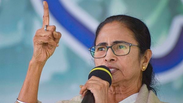 মঙ্গলবার বাঁকুড়ার জনসভায় পশ্চিমবঙ্গের মুখ্যমন্ত্রী মমতা বন্দ্যোপাধ্যায় (PTI) মঙ্গলবার বাঁকুড়ার জনসভায় পশ্চিমবঙ্গের মুখ্যমন্ত্রী মমতা বন্দ্যোপাধ্যায় (PTI)