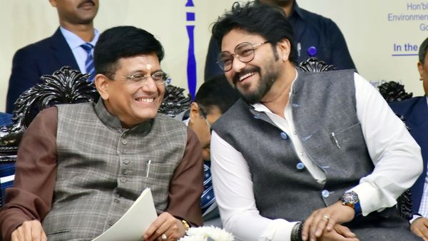 ইস্ট ওয়েস্ট মেট্রোর উদ্বোধনে রেলমন্ত্রী পীযূষ গোয়েল ও মন্ত্রী বাবুল সুপ্রিয়, বৃহস্পতিবার সন্ধ্যায় বিধাননগর সেক্টর ফাইভে ইস্ট ওয়েস্ট মেট্রোর উদ্বোধনে রেলমন্ত্রী পীযূষ গোয়েল ও মন্ত্রী বাবুল সুপ্রিয়, বৃহস্পতিবার সন্ধ্যায় বিধাননগর সেক্টর ফাইভে