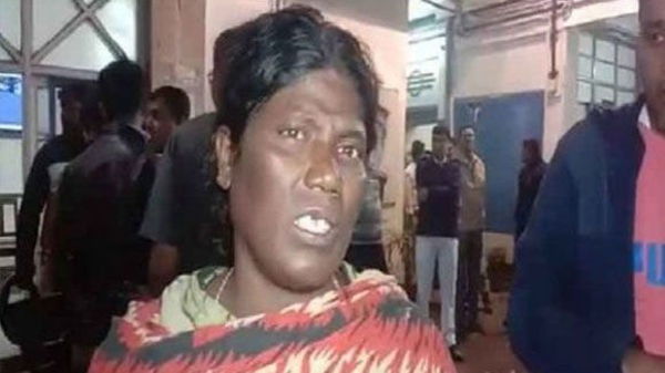 সোমবার সিঁথি থানার সামনে আসুরা বিবি সোমবার সিঁথি থানার সামনে আসুরা বিবি
