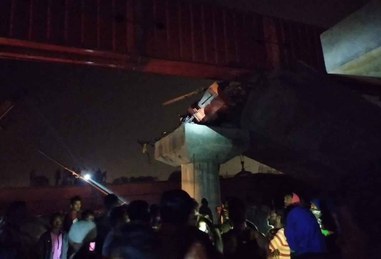 ভেঙে পড়া সেতুর ধ্বংসস্তূপের মাঝে তল্লাশি চলেচে আটকে পড়া শ্রমিকদের। রবিবার রাতে, ফরাক্কায়। ভেঙে পড়া সেতুর ধ্বংসস্তূপের মাঝে তল্লাশি চলেচে আটকে পড়া শ্রমিকদের। রবিবার রাতে, ফরাক্কায়।