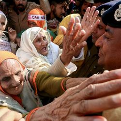 পুলিশের মুখোমুখি প্রতিবাদীরা