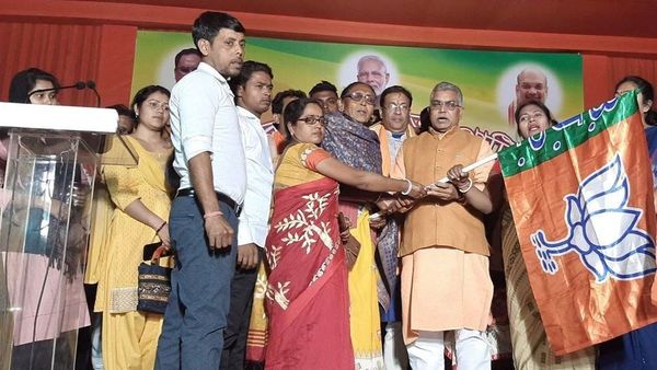 সোমবার হাবরায় দিলীপ ঘোষের হাত থেকে বিজেপির ঝান্ডা ধরছেন তৃণমূল কর্মীরা সোমবার হাবরায় দিলীপ ঘোষের হাত থেকে বিজেপির ঝান্ডা ধরছেন তৃণমূল কর্মীরা